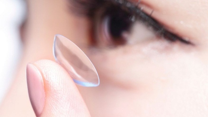 Here`s what really happens when you sleep in your contact lenses 